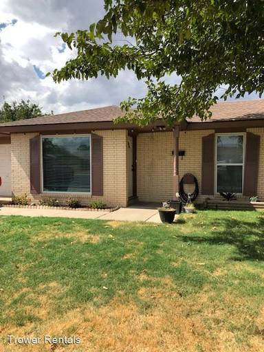 Main picture of 1613 E 52nd St