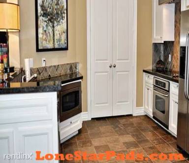 Main picture of Villas At Hermann Park