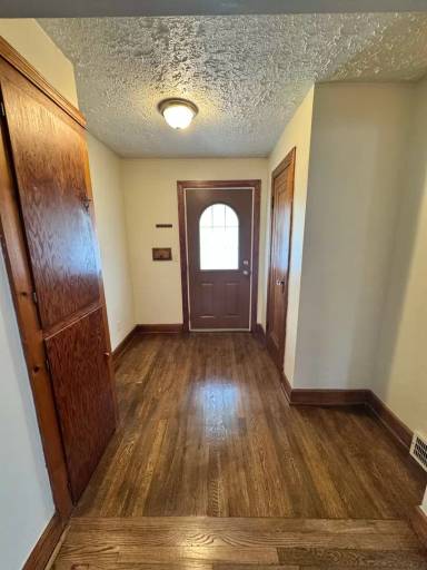 Main picture of 832 Lawrence Ave