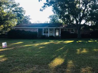 Main picture of 900 Clyde Blvd