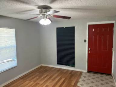 Main picture of 300 S Houston St