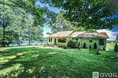 Main picture of 190 Arc Ln
