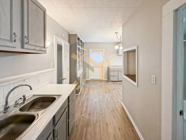Main picture of 512 School Ave
