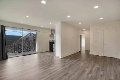 Main picture of 1140 E 22nd St