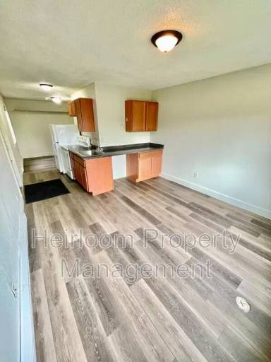 Main picture of 827-829 E 3rd St