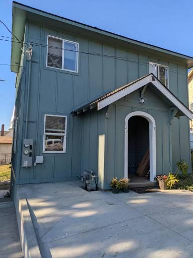 Main picture of 220 E 7th St