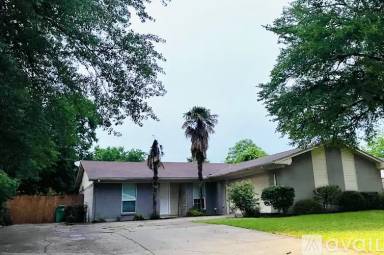 Main picture of 128 Gregory Dr
