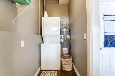 Main picture of 122 E 5th St