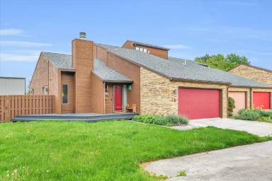 Main picture of 1 Lyndhurst Village Ct