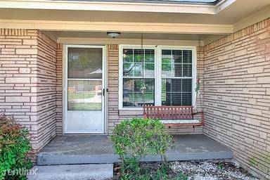 Main picture of 405 W Coats Dr