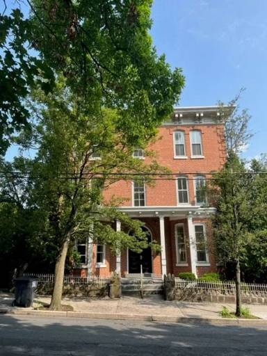 Main picture of 900 Mahantongo St
