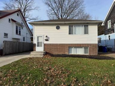 Main picture of 3686 W 130th St