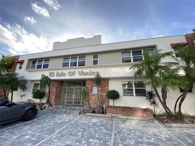 Main picture of 15 Isle of Venice Dr