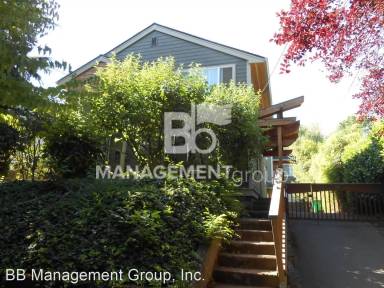 Main picture of 216 NE Fremont St