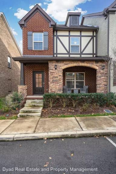 Main picture of 525 Vintage Green Ln