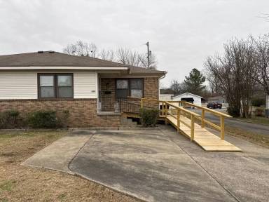 Main picture of 210 S Friendship Rd