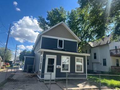Main picture of 824 18 1/2 Ave NE