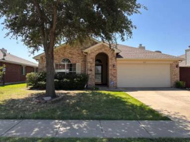 Main picture of 825 Oak Hollow Ln