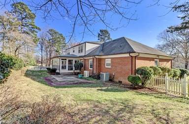 Main picture of 319 Pinewood Pl