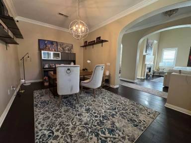Main picture of 18402 Lakepointe Dr