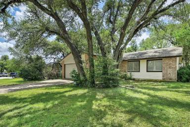 Main picture of 8903 Piney Point Dr