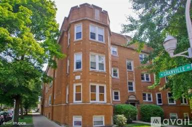 Main picture of 2915 W Granville Ave