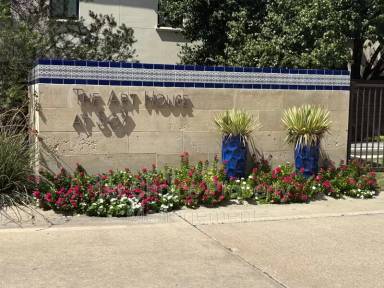 Main picture of 2608 Museum Way