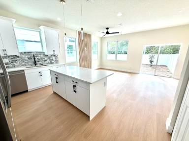Main picture of 3614 Temple St