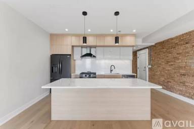 Main picture of 7516 N Eastlake Ter