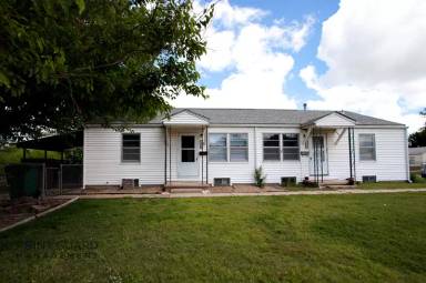 Main picture of 1322 W May St