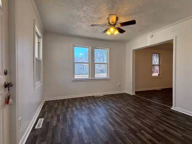 Main picture of 2400 W Olive St