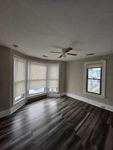 Main picture of 202 W Howard St