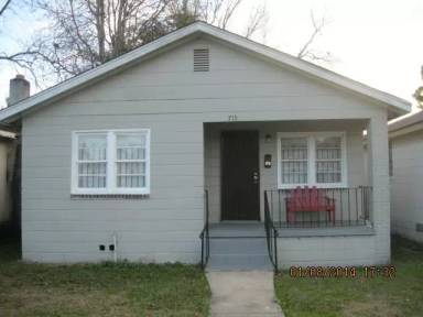 Main picture of 715 W 46th St