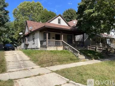 Main picture of 15 Palmer St NE