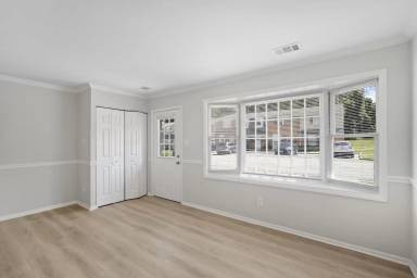 Main picture of 30 Heritage Ct