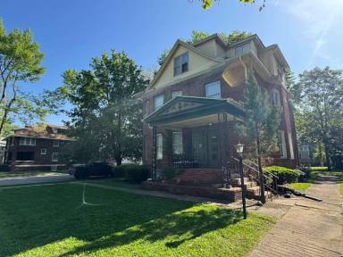 Main picture of 1500 S Lowell Ave