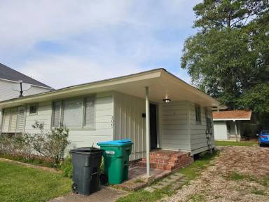 Main picture of 502 N General Pershing St