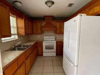 Main picture of 826 Tangerine St