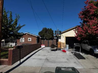 Main picture of 276 E 2nd St