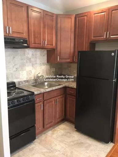 Main picture of 1023 W Argyle St
