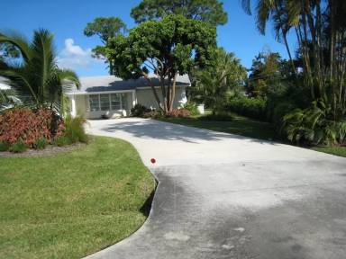 Main picture of 1 SE Sharon St