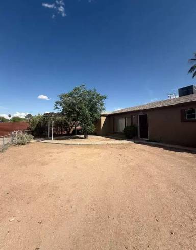 Main picture of 909 W Milton St