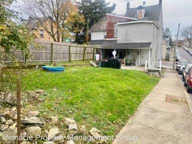 Main picture of 400 Centre St