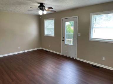 Main picture of 923 W 6th St