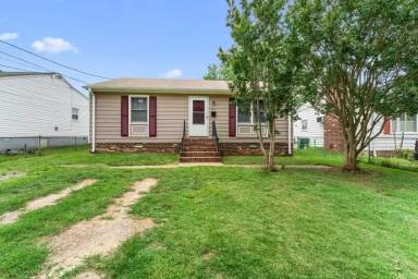 Main picture of 104 N Oak Ave