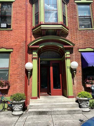 Main picture of 25 W Pomfret St