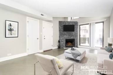 Main picture of 944 W Grace St Apartments