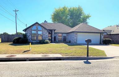 Main picture of 3008 Christopher Dr