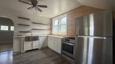 Main picture of 325 N Hawley Rd