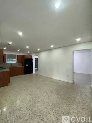 Main picture of 2477 SW 16th St